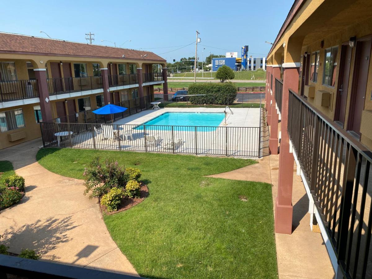 Super 8 By Wyndham Midwest City Ok Exterior photo