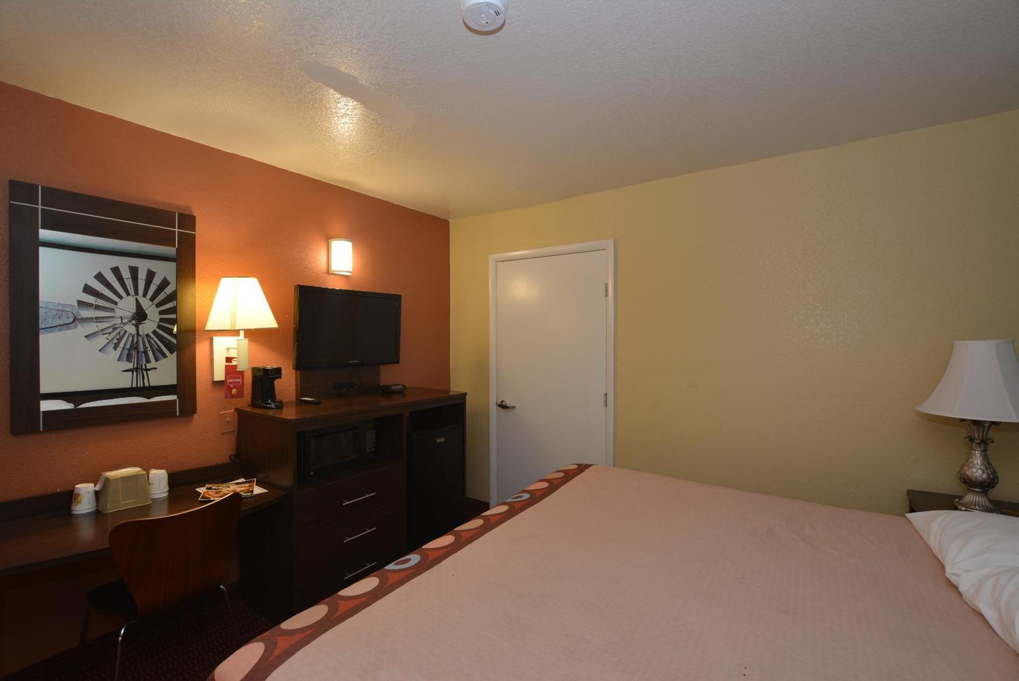 Super 8 By Wyndham Midwest City Ok Room photo