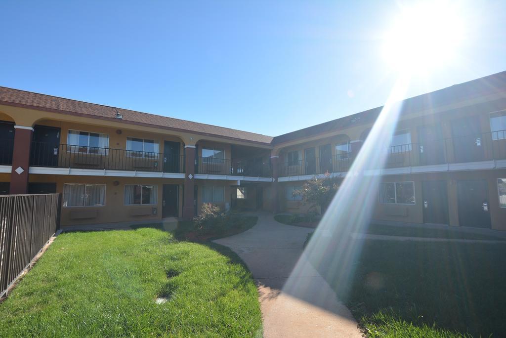 Super 8 By Wyndham Midwest City Ok Exterior photo