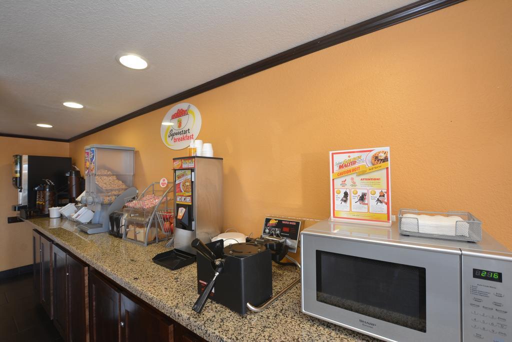Super 8 By Wyndham Midwest City Ok Exterior photo