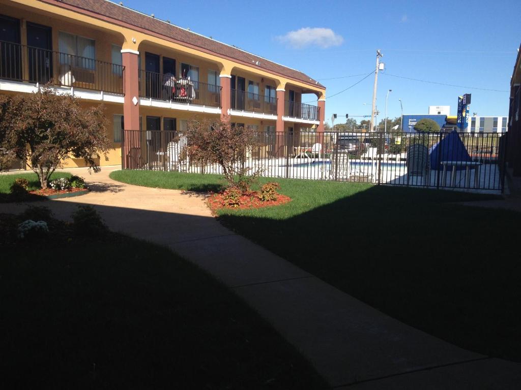 Super 8 By Wyndham Midwest City Ok Exterior photo